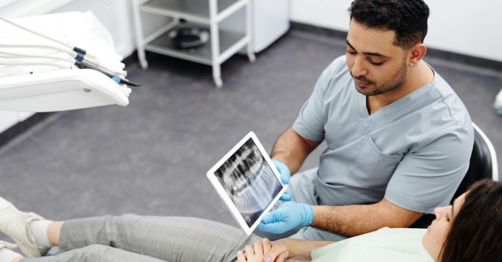 Pacjent konsultuje zdjęcie RTG z dentystą