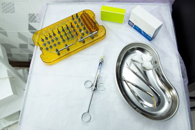 Dentysta konsultujący pacjenta pod kątem przeciwwskazań do implantów zębowych
