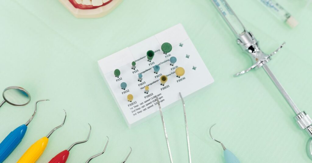 Dentysta pokazuje pacjentowi różnicę między zdrowymi a chorymi dziąsłami