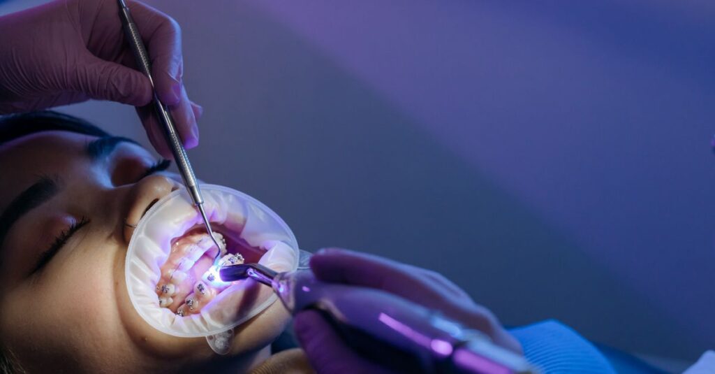 Dentysta prezentuje przezroczystą nakładkę ortodontyczną w gabinecie