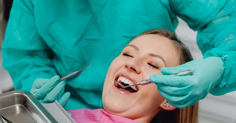 Piękny, naturalny uśmiech zdrowych zębów – stomatologia estetyczna bez ingerencji w szkliwo