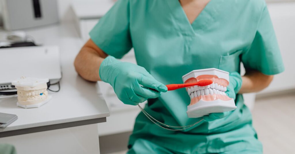 Dentysta demonstrujący prawidłową technikę szczotkowania zębów na modelu anatomicznym