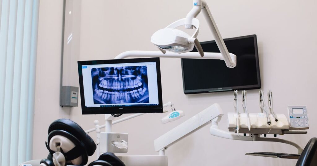 Dentysta pokazuje pacjentowi zdjęcie rentgenowskie martwego zęba